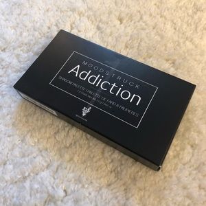 Younique Eyeshadow Palate